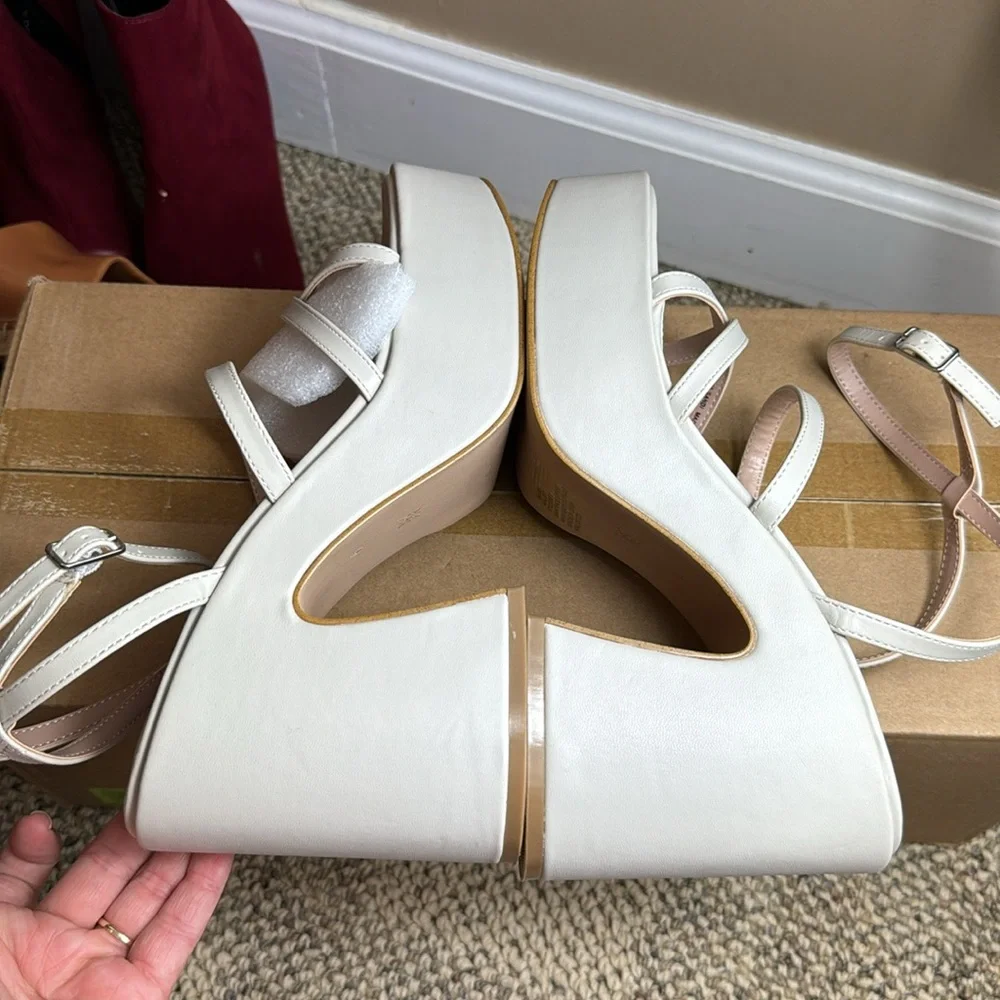 NWOT - • BCBGeneration • Women's Sandi Sandal, Stone, Size 9 - FABULOUS! 🤩
